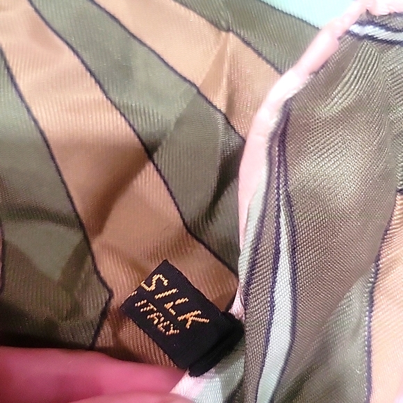 2 beautiful silk scarves/wraps with rolled egdes - Picture 5 of 6